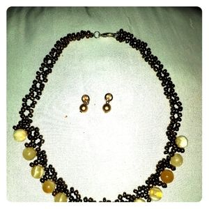 Selling a beautiful necklace with earings